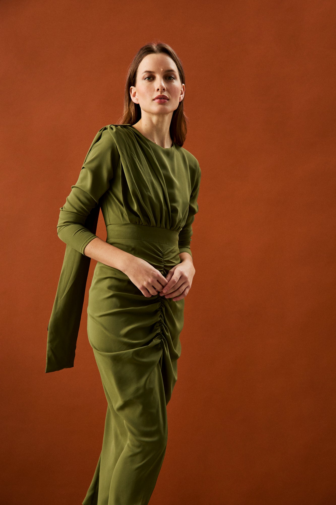 Vestido midi con manga larga en color verde.